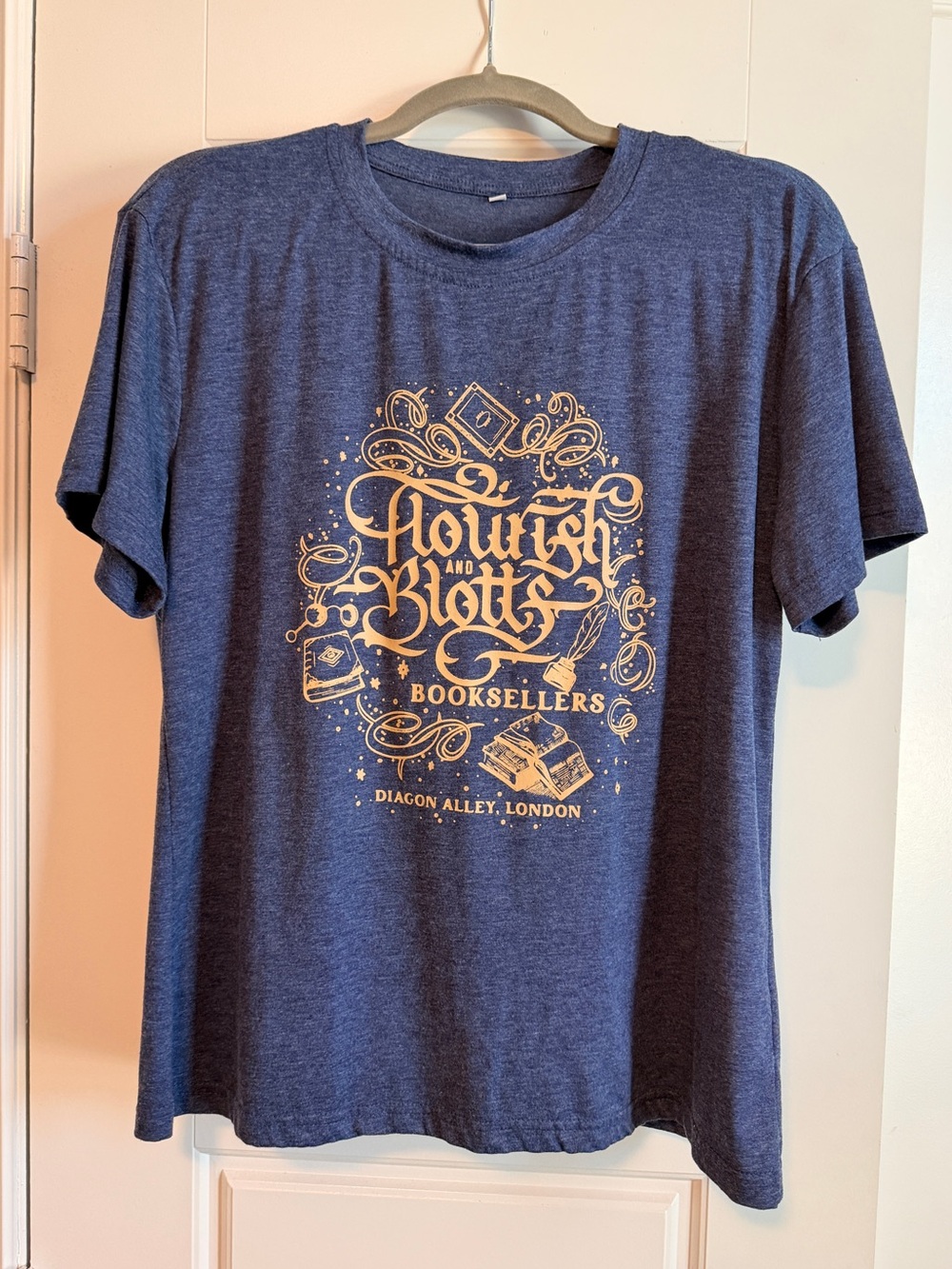 Harry Potter “Flourish and Blotts Bookstore” Graphic Tee Size Medium